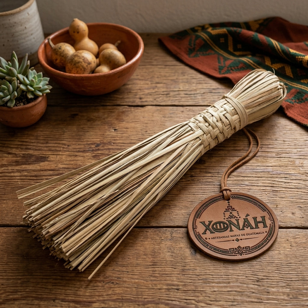 Mesbal qaaq (Escobita de Mano o Sacudidor) Artesanal de Palma Natural | Decoración de Interiores y Artesanía Maya Poqomchí de Guatemala 🇬🇹